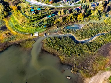 Polonya 'nın Bieszczady Dağları' ndaki Zawoz köyü yakınlarındaki Solina Gölü 'nün havadan görünüşü