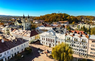 SANOK, POL - 17, 2024: Polonya 'nın Bieszczady Dağlarındaki Sanok yoğunluğunun hava görüntüsü