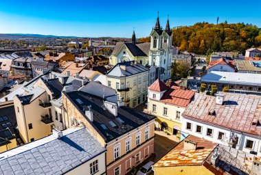 SANOK, POL - 17, 2024: Polonya 'nın Bieszczady Dağlarındaki Sanok yoğunluğunun hava görüntüsü