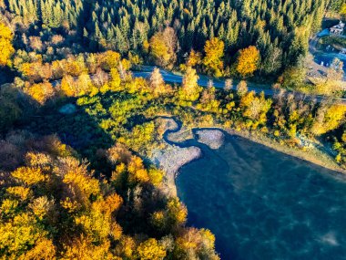 Polonya 'nın Bieszczady Dağları' ndaki Zawoz köyü yakınlarındaki Solina Gölü 'nün havadan görünüşü