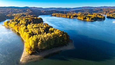 Polonya 'nın Bieszczady Dağları' ndaki Zawoz köyü yakınlarındaki Solina Gölü 'nün havadan görünüşü