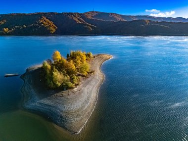 Polonya 'nın Bieszczady Dağları' ndaki Zawoz köyü yakınlarındaki Solina Gölü 'nün havadan görünüşü