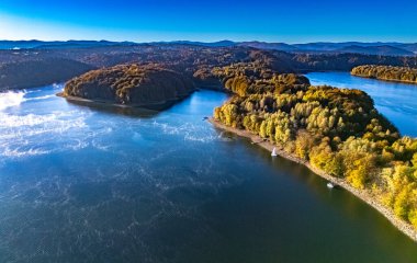 Polonya 'nın Bieszczady Dağları' ndaki Zawoz köyü yakınlarındaki Solina Gölü 'nün havadan görünüşü