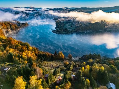 Polonya 'nın Bieszczady Dağları' ndaki Zawoz köyü yakınlarındaki Solina Gölü 'nün havadan görünüşü
