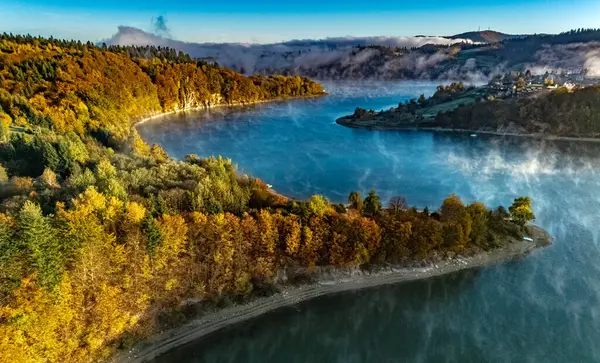 Polonya 'nın Bieszczady Dağları' ndaki Zawoz köyü yakınlarındaki Solina Gölü 'nün havadan görünüşü