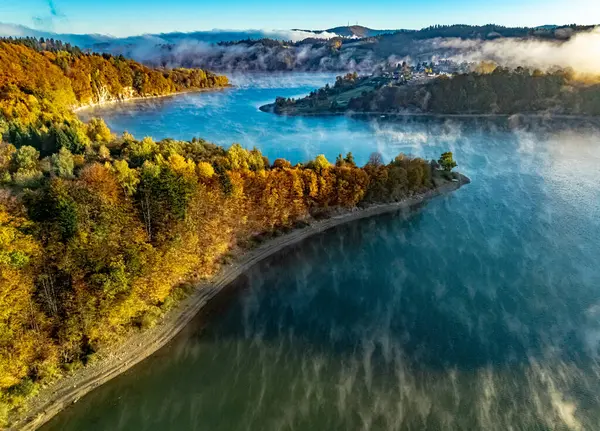 Polonya 'nın Bieszczady Dağları' ndaki Zawoz köyü yakınlarındaki Solina Gölü 'nün havadan görünüşü