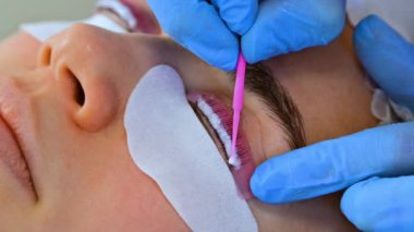 Güzellik salonunda kirpik kırbaçlama işlemi sırasında kadın