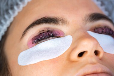 Güzellik salonunda kirpik kırbaçlama işlemi sırasında kadın.