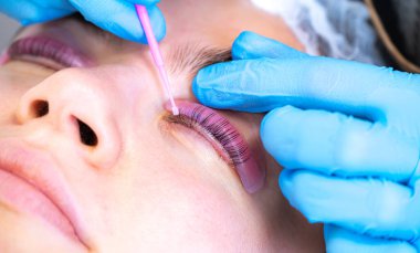 Güzellik salonunda kirpik kırbaçlama işlemi sırasında kadın.