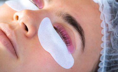 Güzellik salonunda kirpik kırbaçlama işlemi sırasında kadın.