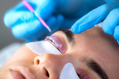 Güzellik salonunda kirpik kırbaçlama işlemi sırasında kadın.