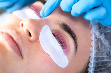 Güzellik salonunda kirpik kırbaçlama işlemi sırasında kadın.