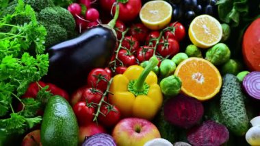 Taze çiğ sebze ve meyve..