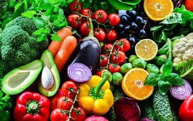 Taze çiğ sebze ve meyve..