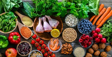 Akıl hastalığını ve beyin sağlığındaki düşüşü azaltmak için oluşturulan zihin diyetini temsil eden gıda ürünleri. Nörodejeneratif Gecikme İçin Akdeniz-DASH Müdahalesi