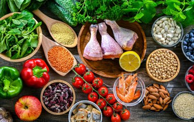 Akıl hastalığını ve beyin sağlığındaki düşüşü azaltmak için oluşturulan zihin diyetini temsil eden gıda ürünleri. Nörodejeneratif Gecikme İçin Akdeniz-DASH Müdahalesi