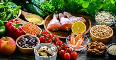 Akıl hastalığını ve beyin sağlığındaki düşüşü azaltmak için oluşturulan zihin diyetini temsil eden gıda ürünleri. Nörodejeneratif Gecikme İçin Akdeniz-DASH Müdahalesi