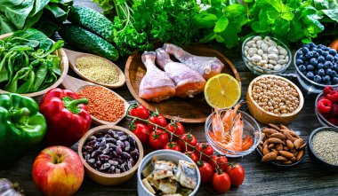 Akıl hastalığını ve beyin sağlığındaki düşüşü azaltmak için oluşturulan zihin diyetini temsil eden gıda ürünleri. Nörodejeneratif Gecikme İçin Akdeniz-DASH Müdahalesi