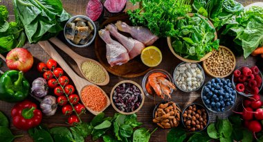 Akıl hastalığını ve beyin sağlığındaki düşüşü azaltmak için oluşturulan zihin diyetini temsil eden gıda ürünleri. Nörodejeneratif Gecikme İçin Akdeniz-DASH Müdahalesi