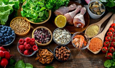 Akıl hastalığını ve beyin sağlığındaki düşüşü azaltmak için oluşturulan zihin diyetini temsil eden gıda ürünleri. Nörodejeneratif Gecikme İçin Akdeniz-DASH Müdahalesi