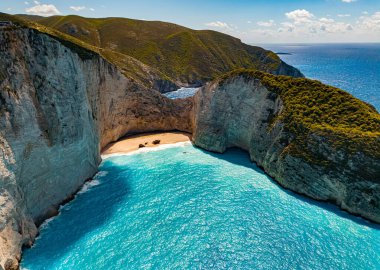 Yunanistan 'ın İyon Adaları' ndaki Zakynthos sahilindeki Navagio Plajı veya Batık Plajı