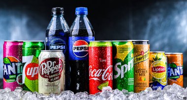 POZNAN, POL - 31, 2024: Popüler küresel meşrubat markalarının ürünleri