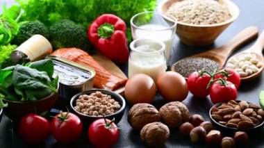 Osteoporoz ve sağlıklı kemikler için önerilen gıda ürünleri.