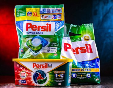 POZNAN, POL - 15 Kasım 2024: Persil çamaşır deterjanı paketleri.