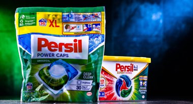POZNAN, POL - 15 Kasım 2024: Persil çamaşır deterjanı paketleri.