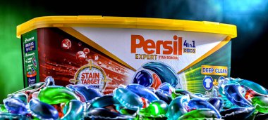 POZNAN, POL - 15 Kasım 2024: Persil çamaşır deterjanı paketi.