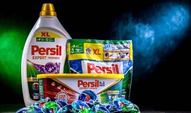 POZNAN, POL - 15 Kasım 2024: Persil çamaşır deterjanı paketleri.