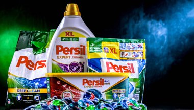 POZNAN, POL - 15 Kasım 2024: Persil çamaşır deterjanı paketleri.