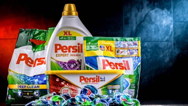 POZNAN, POL - 15 Kasım 2024: Persil çamaşır deterjanı paketleri.