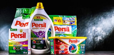 POZNAN, POL - 15 Kasım 2024: Persil çamaşır deterjanı paketleri.