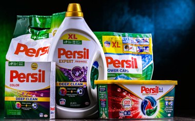 POZNAN, POL - 15 Kasım 2024: Persil çamaşır deterjanı paketleri.