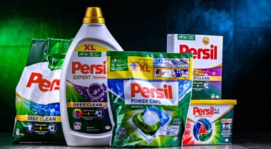 POZNAN, POL - 15 Kasım 2024: Persil çamaşır deterjanı paketleri.
