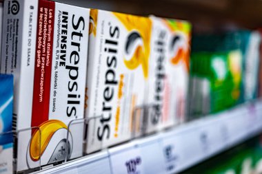 POZNAN, POL - 8 Kasım 2024 Reckitt Benckiser tarafından eczaneye gönderilen Strepsils paketleri