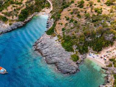 Yunanistan 'ın Zakynthos kıyısındaki Agrimotosikia Plajı.