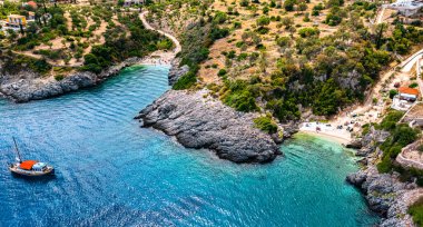 Yunanistan 'ın Zakynthos kıyısındaki Agrimotosikia Plajı.