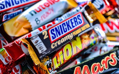 POZNAN, POL - NOV 20, 2024: Şekerleme ürünlerinin popüler markalarının çeşitliliği