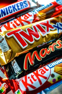 POZNAN, POL - NOV 20, 2024: Şekerleme ürünlerinin popüler markalarının çeşitliliği