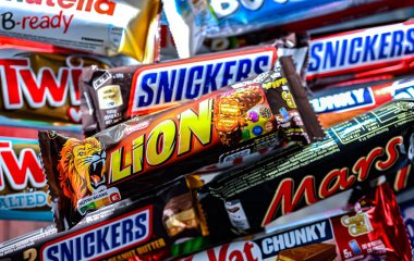 POZNAN, POL - NOV 20, 2024: Şekerleme ürünlerinin popüler markalarının çeşitliliği