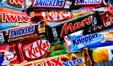 POZNAN, POL - NOV 20, 2024: Şekerleme ürünlerinin popüler markalarının çeşitliliği