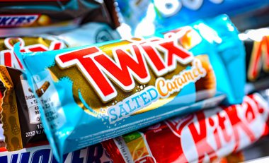 POZNAN, POL - NOV 20, 2024: Şekerleme ürünlerinin popüler markalarının çeşitliliği