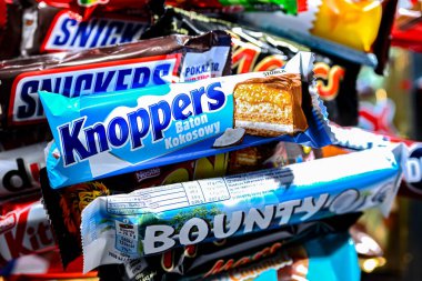 POZNAN, POL - NOV 20, 2024: Şekerleme ürünlerinin popüler markalarının çeşitliliği