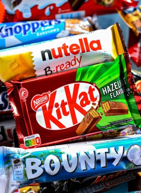 POZNAN, POL - NOV 20, 2024: Şekerleme ürünlerinin popüler markalarının çeşitliliği