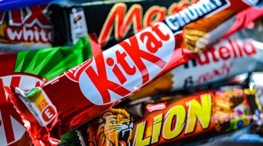 POZNAN, POL - NOV 20, 2024: Şekerleme ürünlerinin popüler markalarının çeşitliliği