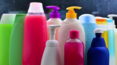 Plastik şampuan kapları ve duş jelleri.