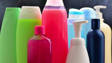Plastik şampuan kapları ve duş jelleri.