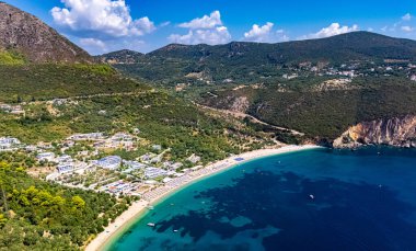 Yunanistan 'ın Epirus kentindeki Preveza bölgesindeki Parga yakınlarındaki Lichnos plajının panoramik manzarası.